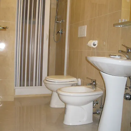 فندق مبيت وإفطار Attico Dei Pini 3*